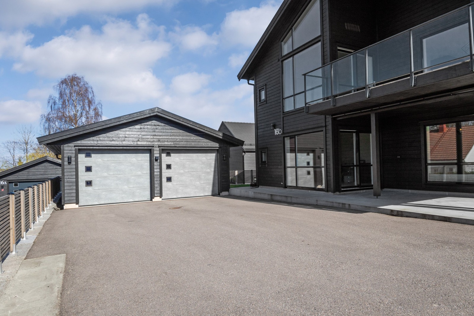 Det er også plass til flere biler på asfaltert gårdsplass. Galleribilde