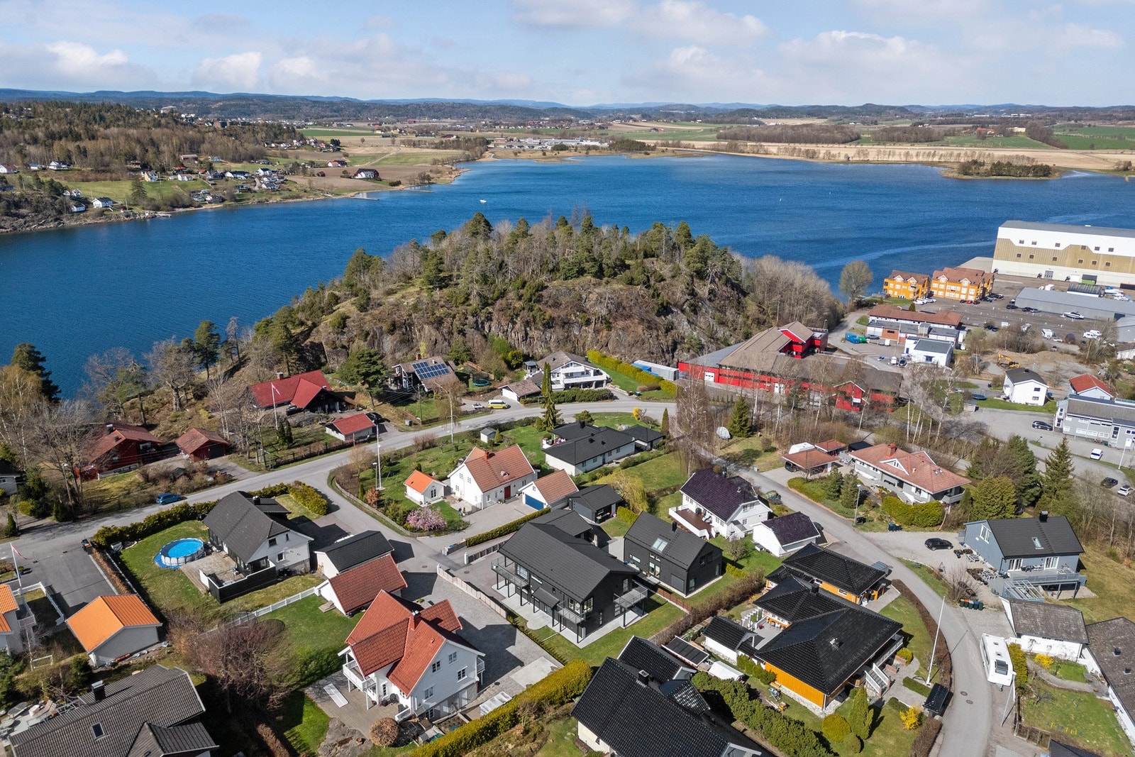 I kort gangavstand lokker Ramberg badeplass med forfriskende sommerbad. Ellers er Munkerekkebukta verdt et besøk. Galleribilde