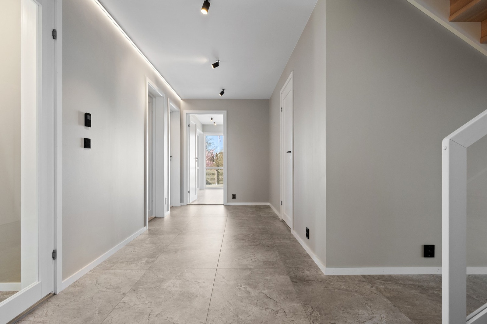 Gangen har en god størrelse og er holdt i samme stil som hallen. Store vinduer i to høyder gir godt dagslys til trapperommet. Galleribilde