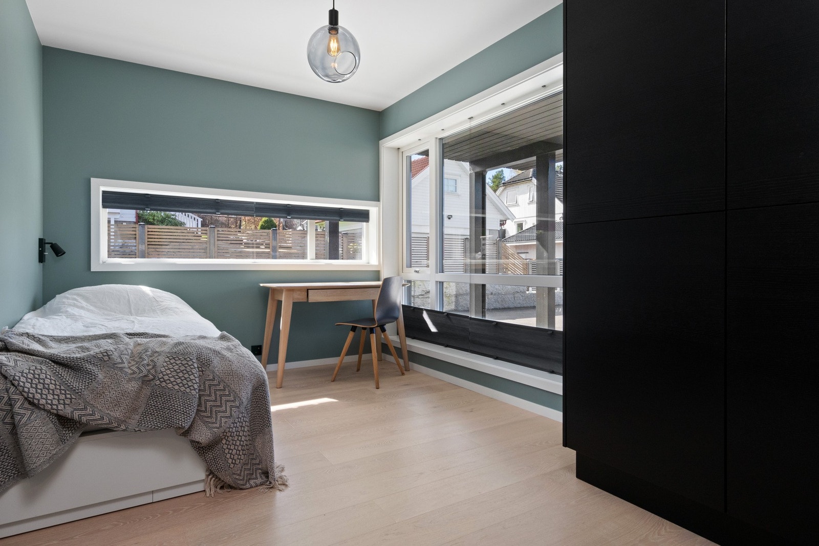 Soverom 3 i 1. etasje.
Alle rommene har enstavs eikeparkett på gulvet, listefrie himlinger, glatte, malte veggflater og store vinduer med lystett solskjerming. Galleribilde