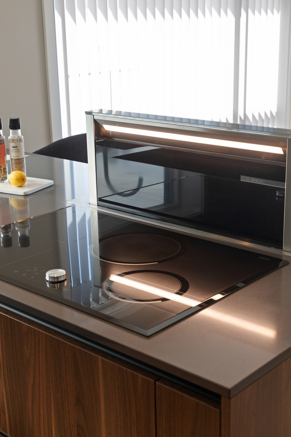 Benkeventilator med hev/senk funksjon og belysning. Galleribilde