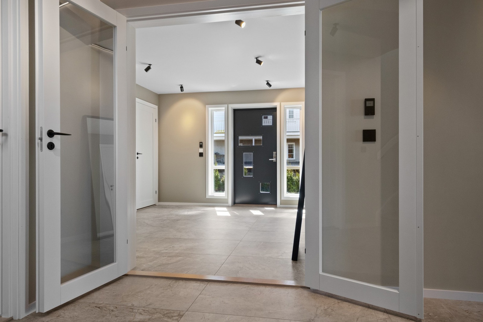 Boligen har vannbåren gulvvarme i alle rom og smarthusstyring av lys, varme og balansert ventilasjon. Galleribilde