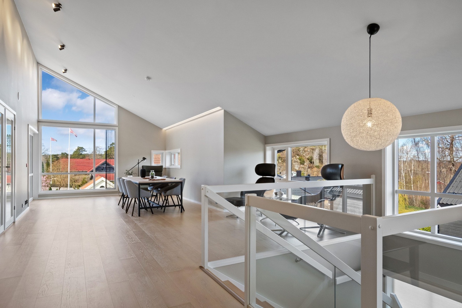 Gjennomgående spisestue og stue med mønet himling og flotte vinduer. Galleribilde