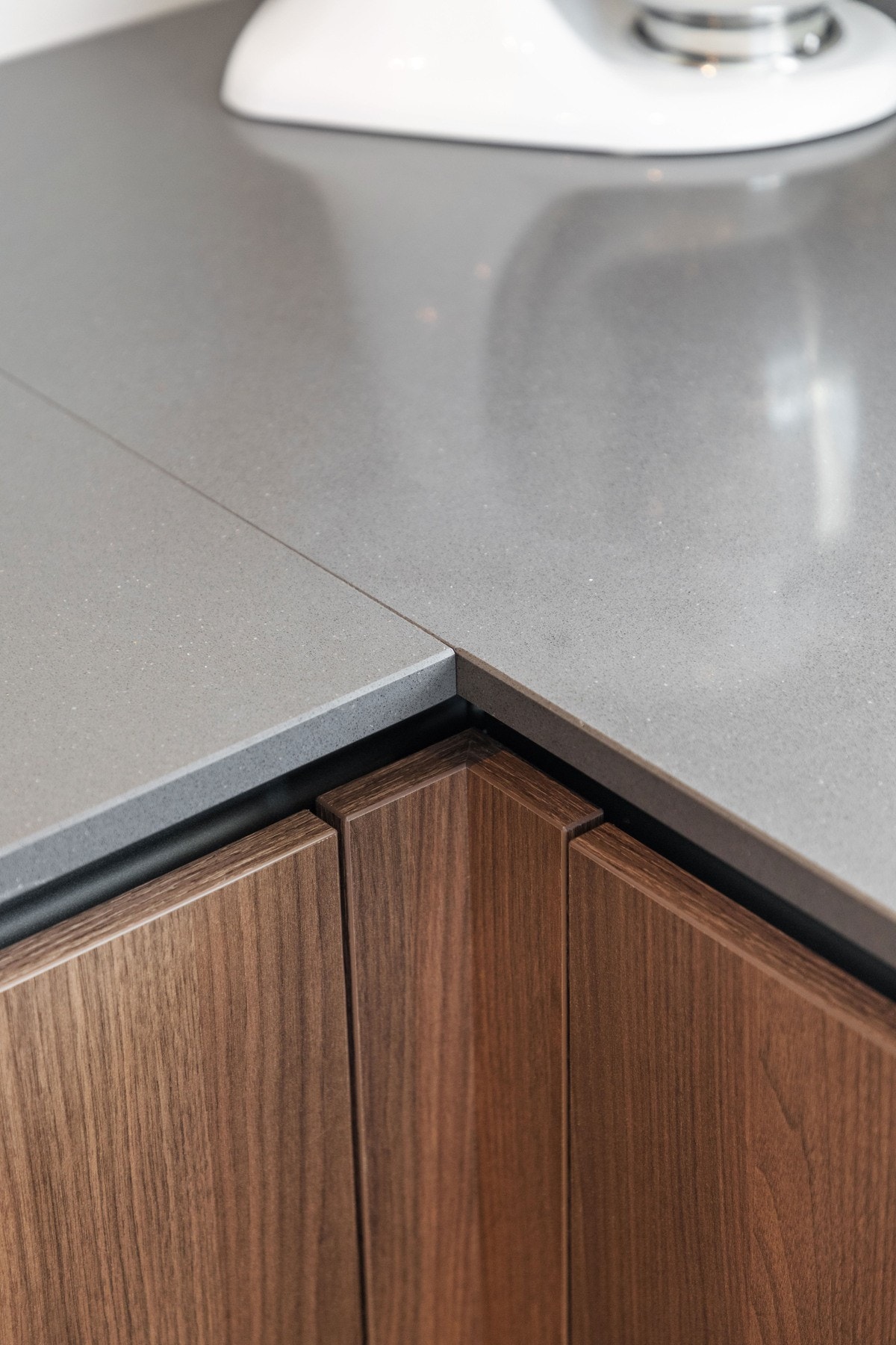 Valnøttfrontene har gripekant med sorte lister og nærmest skreddersydde detaljer. Galleribilde