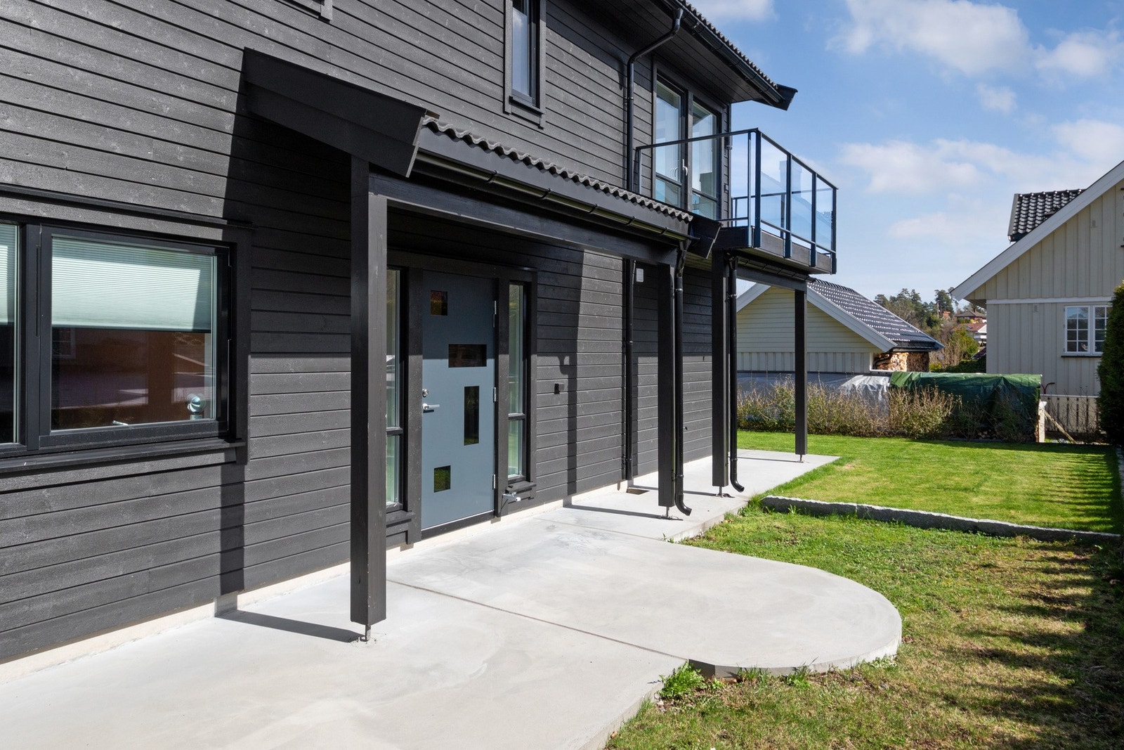 Velkommen inn i en moderne og eksklusiv enebolig fra 2021 med høy standard, lyse, luftige rom og en familievennlig planløsning. Galleribilde