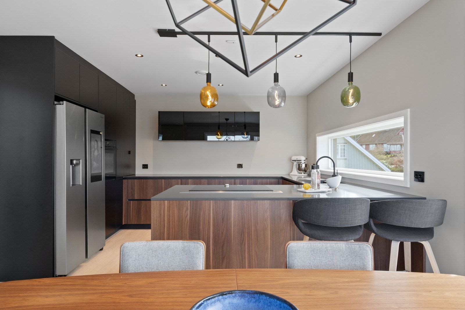 Arbeidssonen har benk langs tre sider og en hel vegg med høyskap fra gulv til tak. Galleribilde