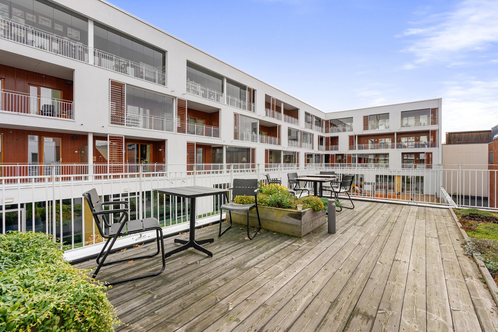 Hyggelig bakgård og adkomst til leiligheten via heis og utvendig svalgang Galleribilde