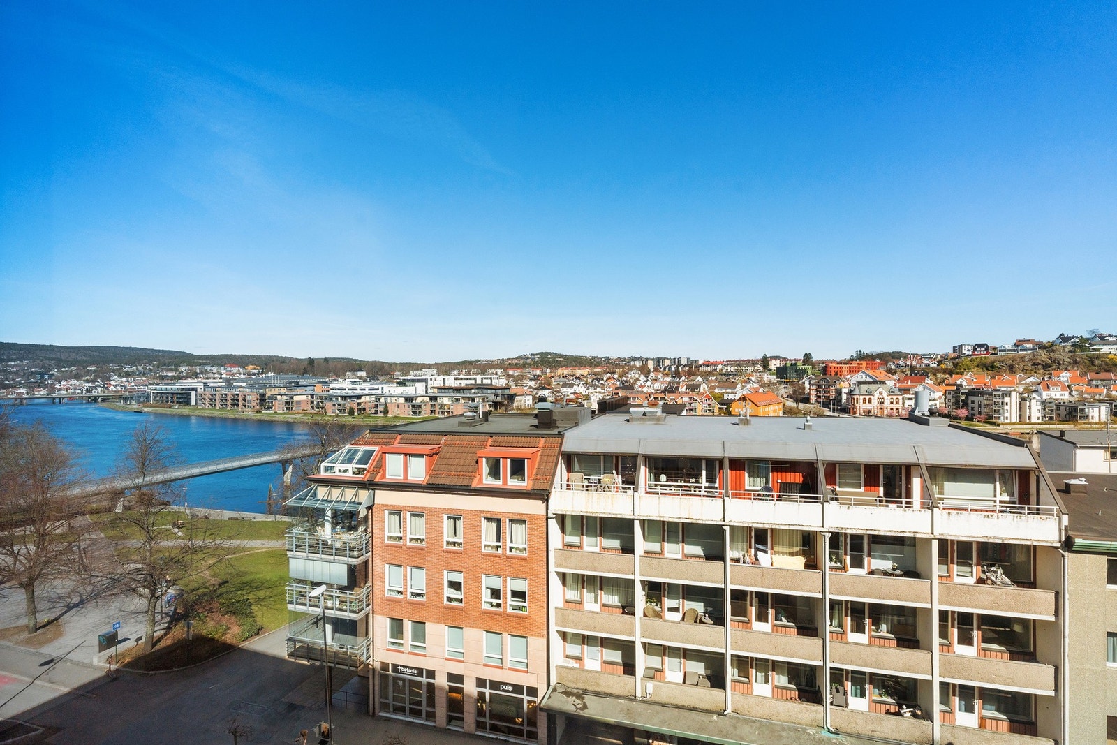 Med flott utsikt mot Otra! Galleribilde