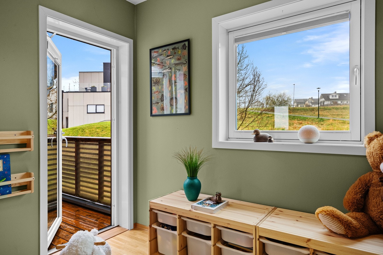 Balkongen vender mot nord, og man har utgang til balkong fra begge soverommene. Galleribilde