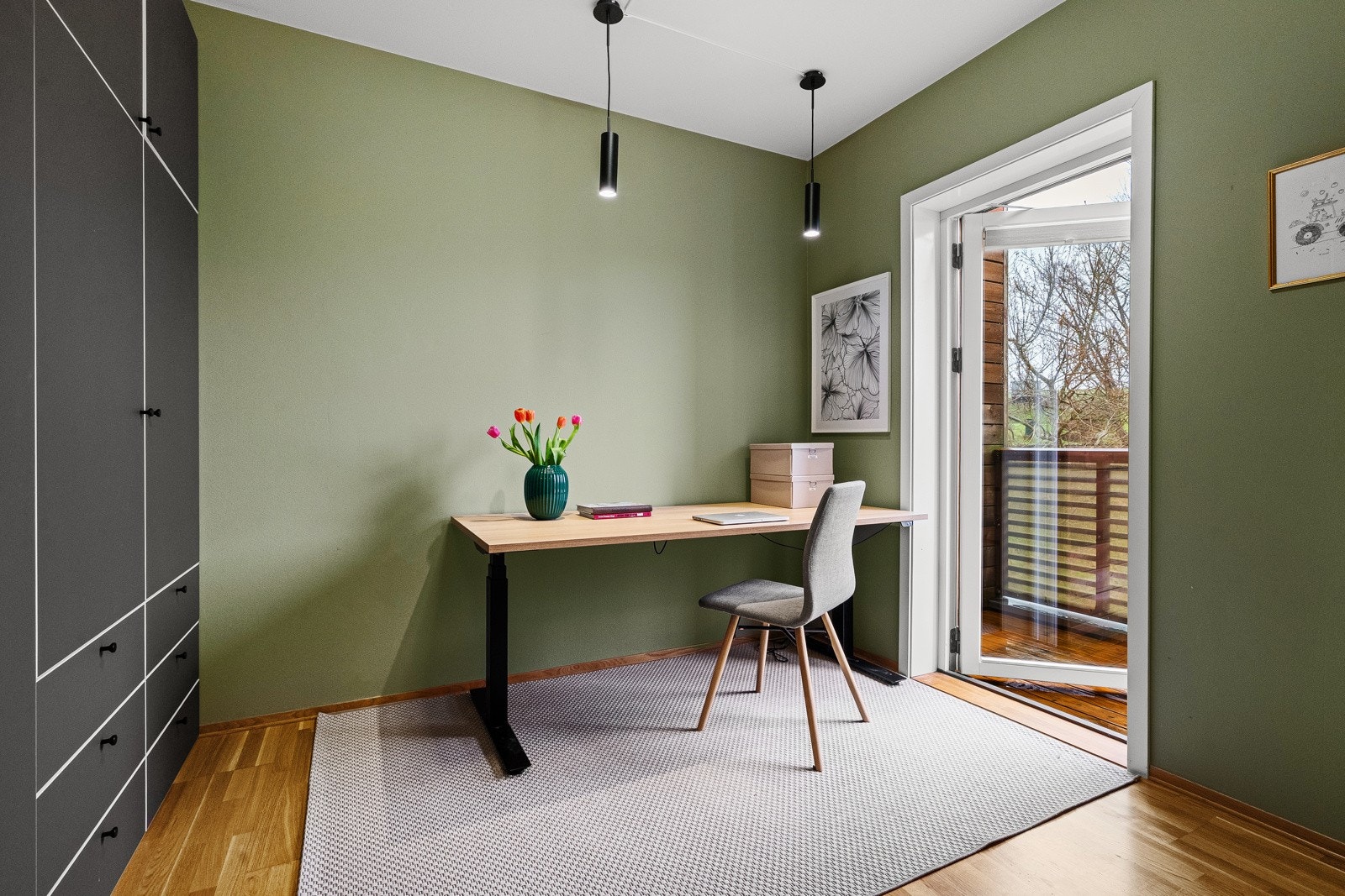 Soverom innredet som kontor. Galleribilde