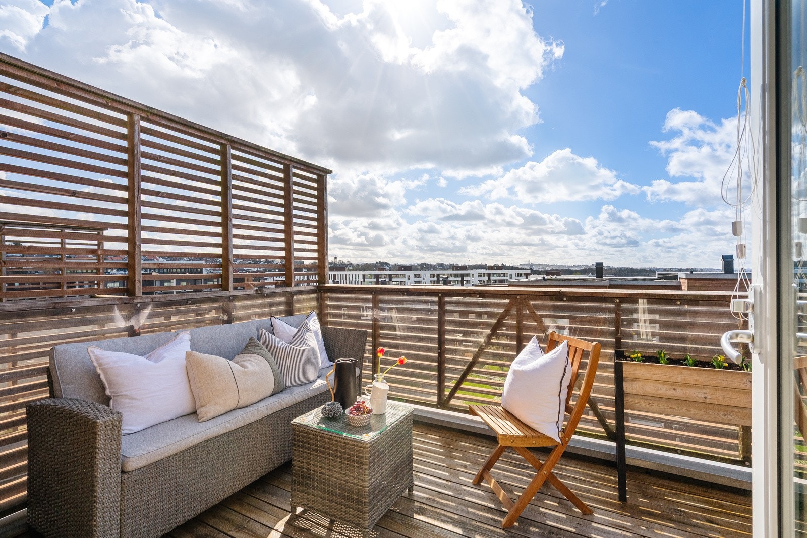 Fra stuen har man utgang til en større terrasse. Galleribilde