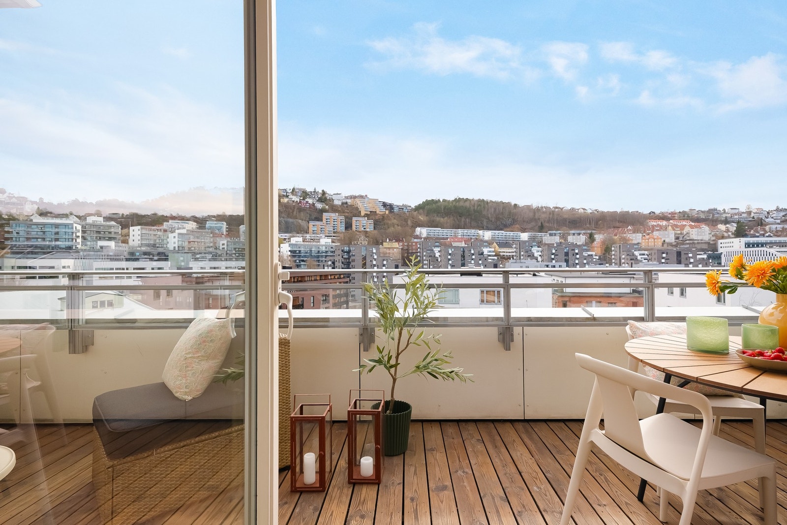 På sommerstid vil uteplassen oppleves som en ekstra stue, hvor balkongdøren for det meste vil stå åpen. Galleribilde