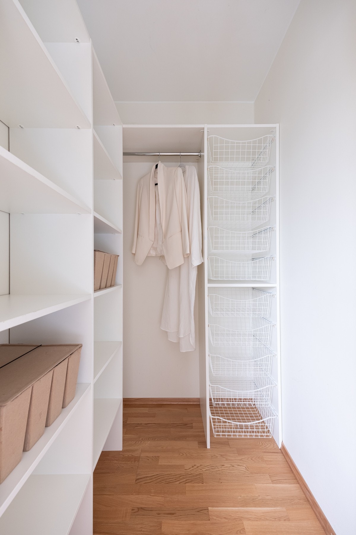 Innenfor soverommet er det en praktisk innvendig bod/omkledningsrom. Galleribilde