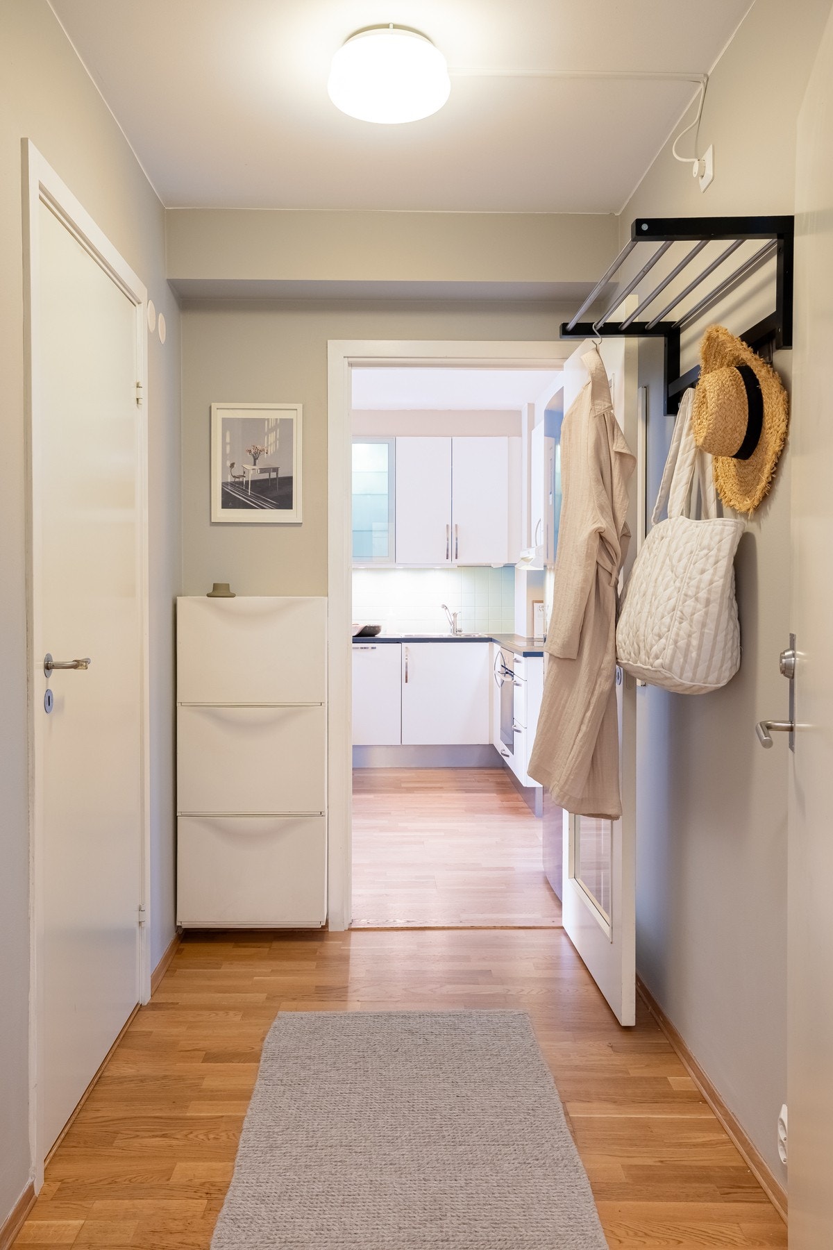 Entréen har fin plass til oppbevaringsmøblement og knaggrekker. Galleribilde