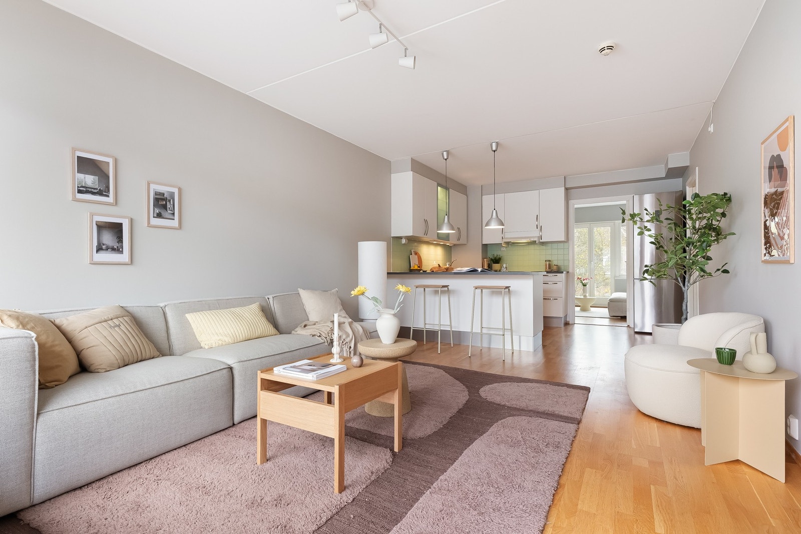 Boligens åpne stue- og kjøkkenløsning gir et sosialt og romslig allrom. Galleribilde