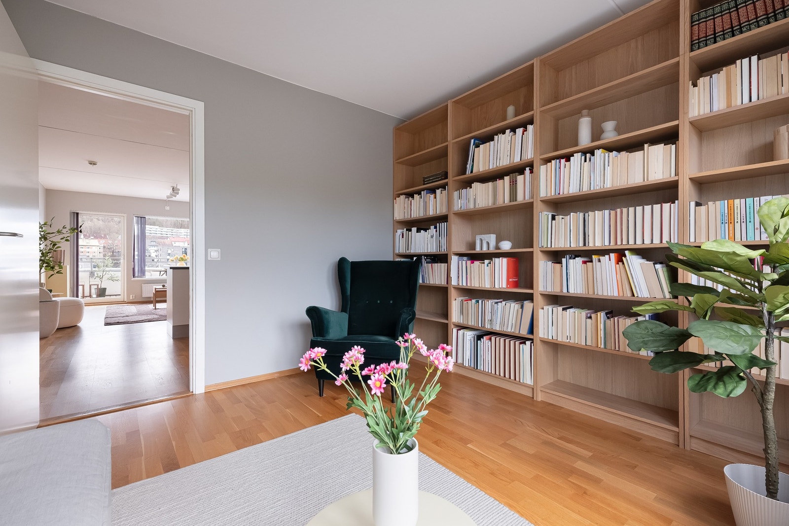 Den gjennomgående planløsningen byr på godt med lys for hele boligen. Galleribilde