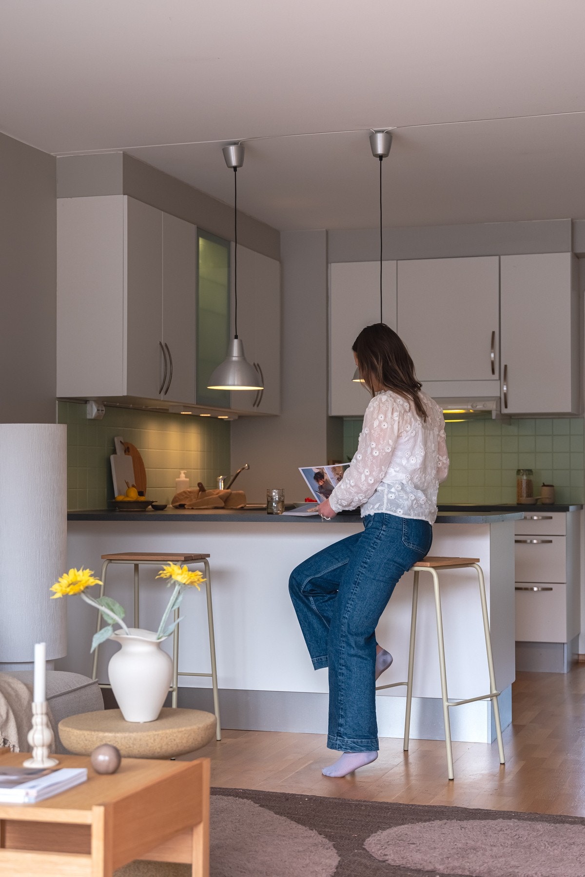 Praktisk kjøkkenøy gir ytterligere med sitteplass, oppbevaring og benkeplass. Dette blir fort det naturlige samlingspunktet. Galleribilde