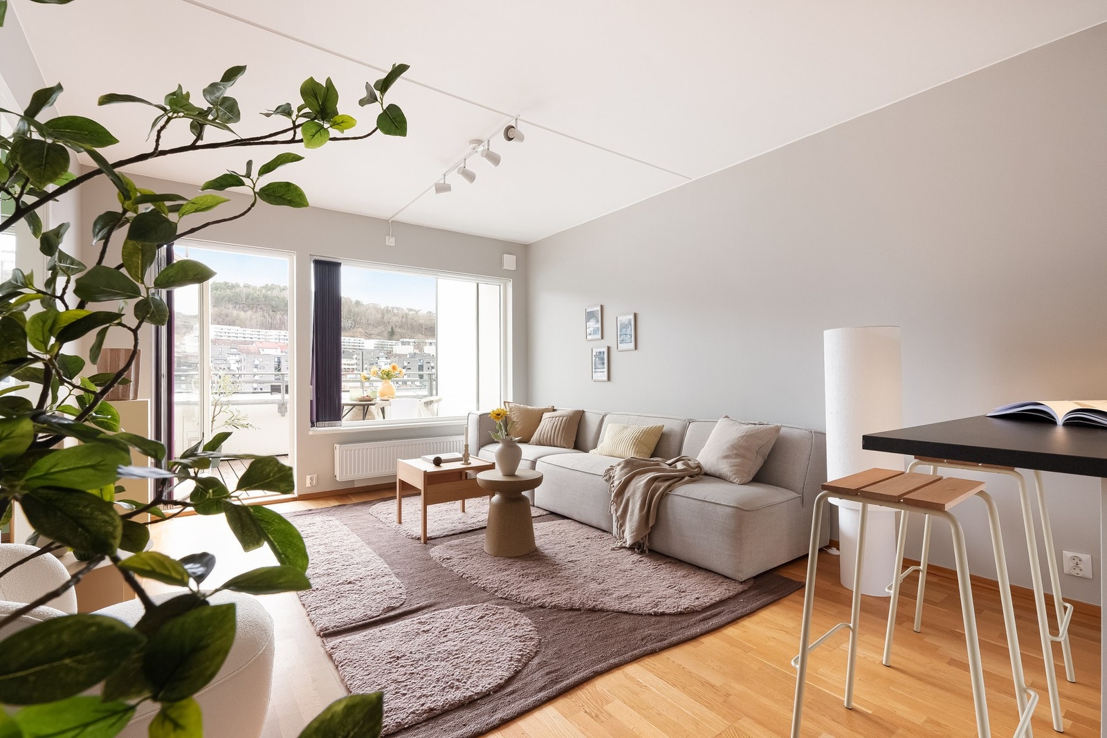 Innvendig får du et flott oppholdsrom med åpen stue- og kjøkkenløsning. Galleribilde