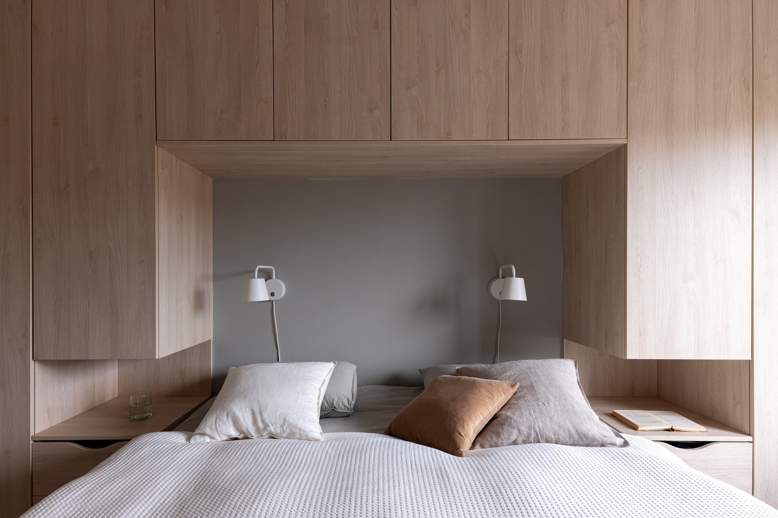 Den plassbygde garderobeløsningen gir god utnyttelse av plassen, i tillegg til å sette et gjennomført preg på rommet. Galleribilde