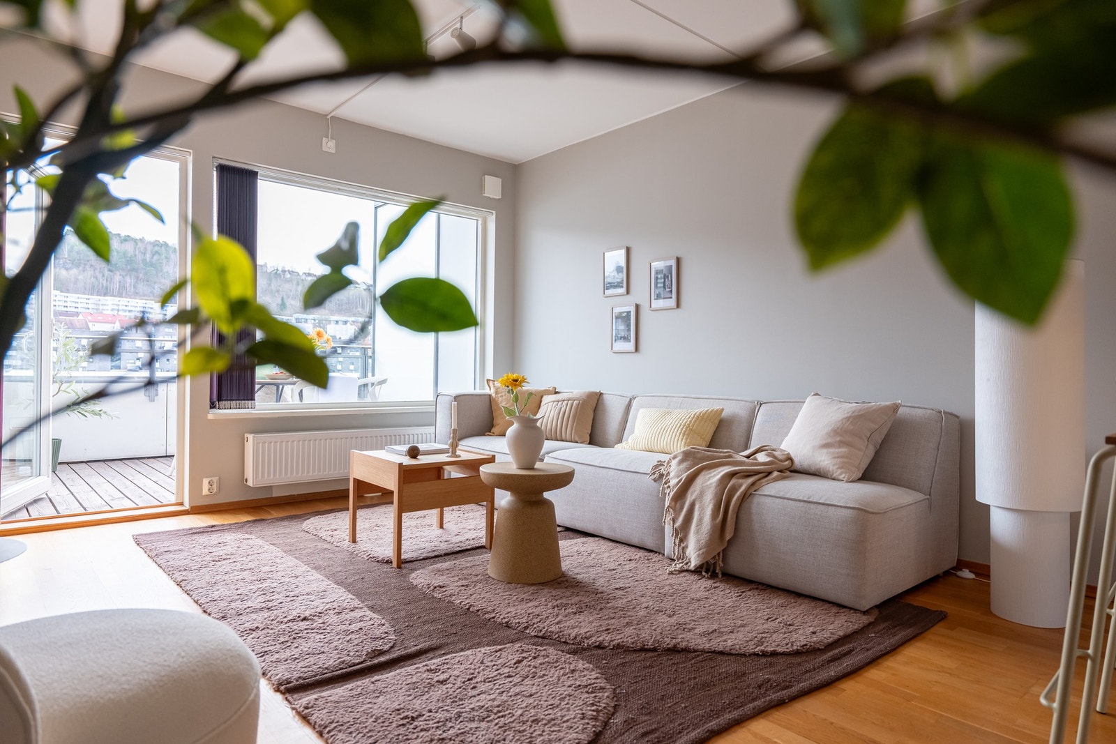 Rommet har en fin planløsning med plass til sofa, salongbord og tilhørende mediemøblement. Galleribilde