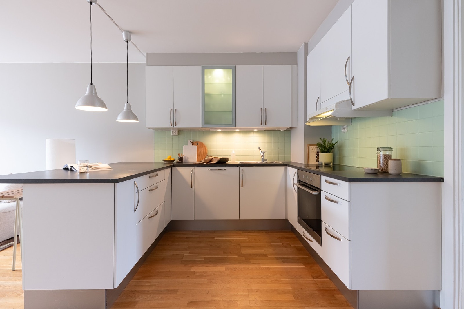 Kjøkkenets utforming gir en naturlig soneinndeling mellom stue og kjøkken. Galleribilde