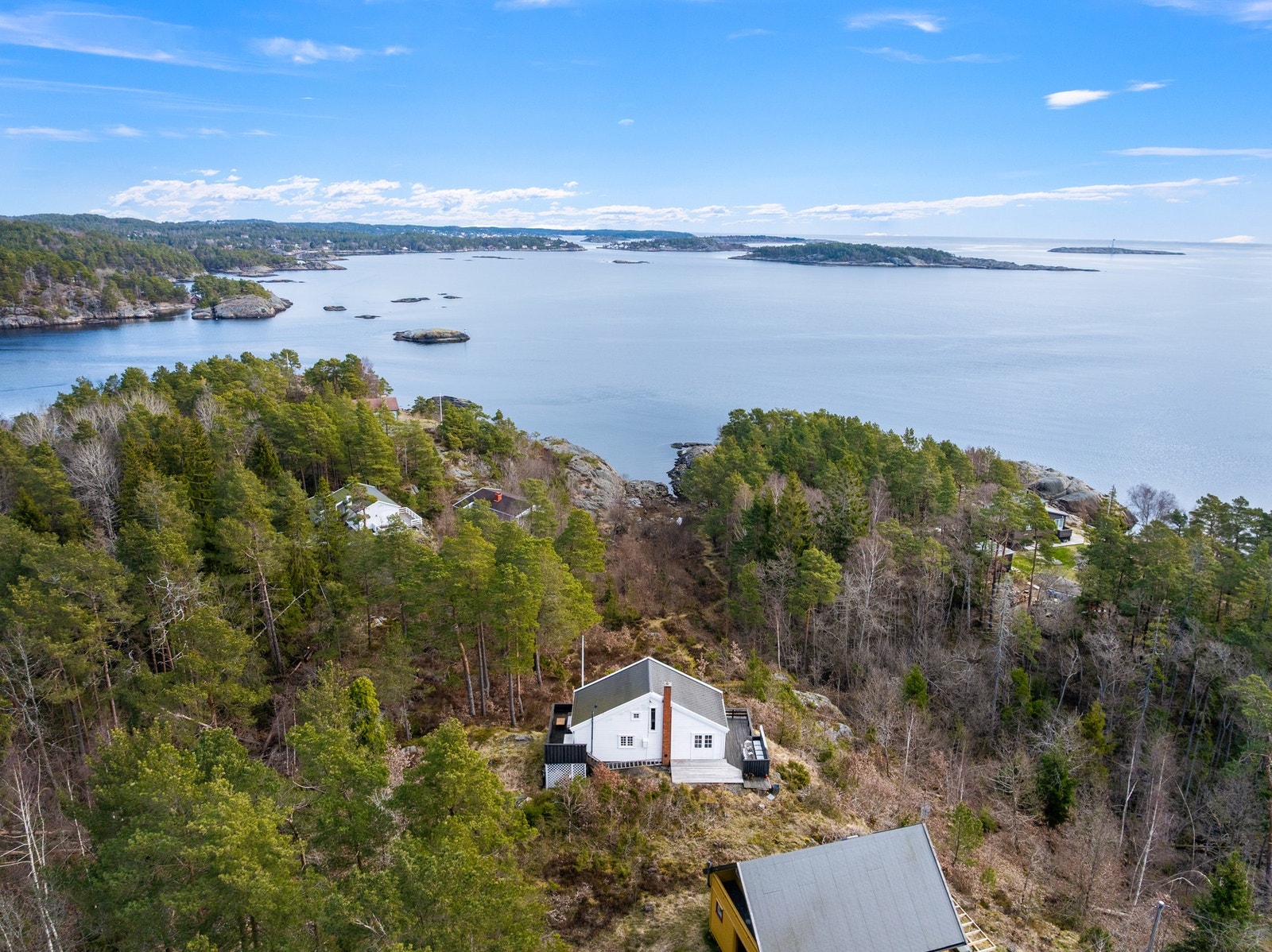 Velkommen til vakre Gjervoldsøya hvor nydelig skog møter sjø og hav Galleribilde