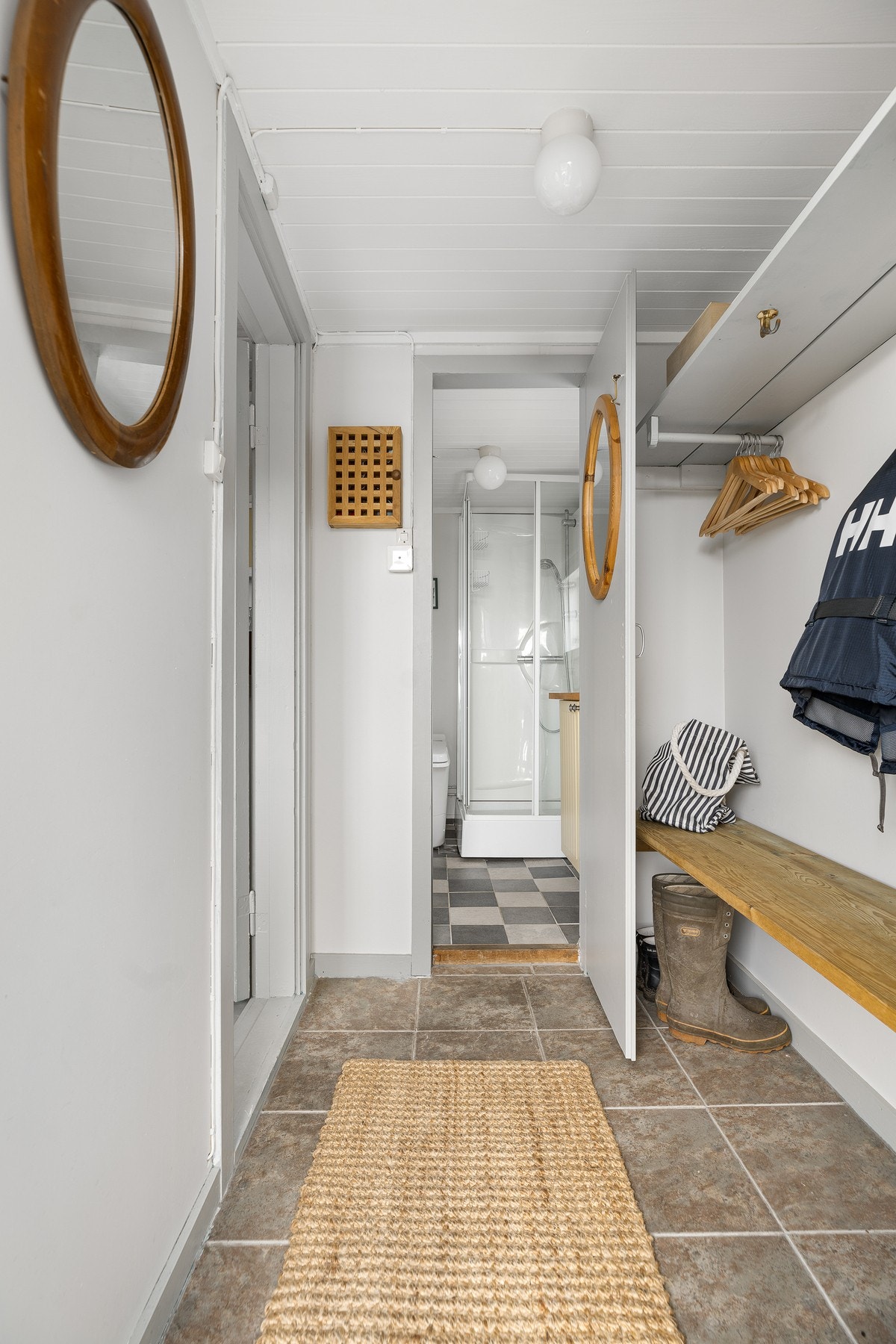 Gang med god plass til lagring og oppheng av klær Galleribilde