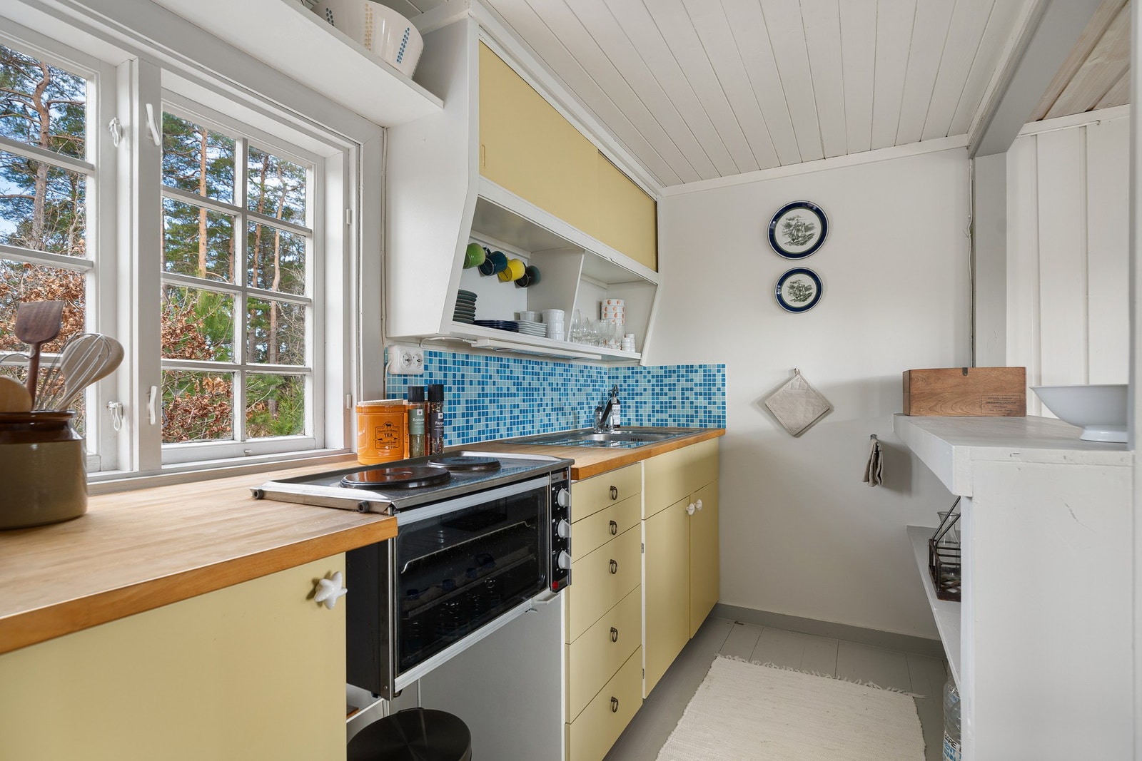 Her finner man både komfyr med platetopp og kjøleskap Galleribilde