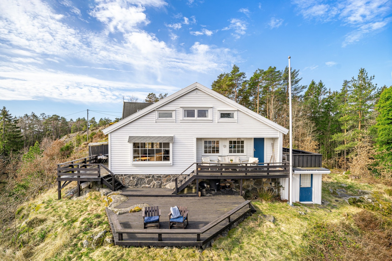 Hytten ligger i naturskjønne omgivelser med mye naturlig vegetasjon rundt Galleribilde