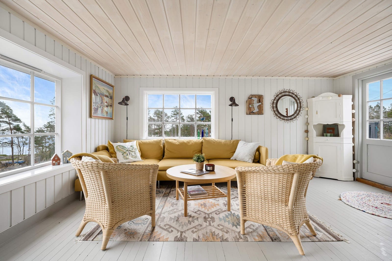 Gjennom de mange vinduene er det nydelig utsikt mot sjøen Galleribilde