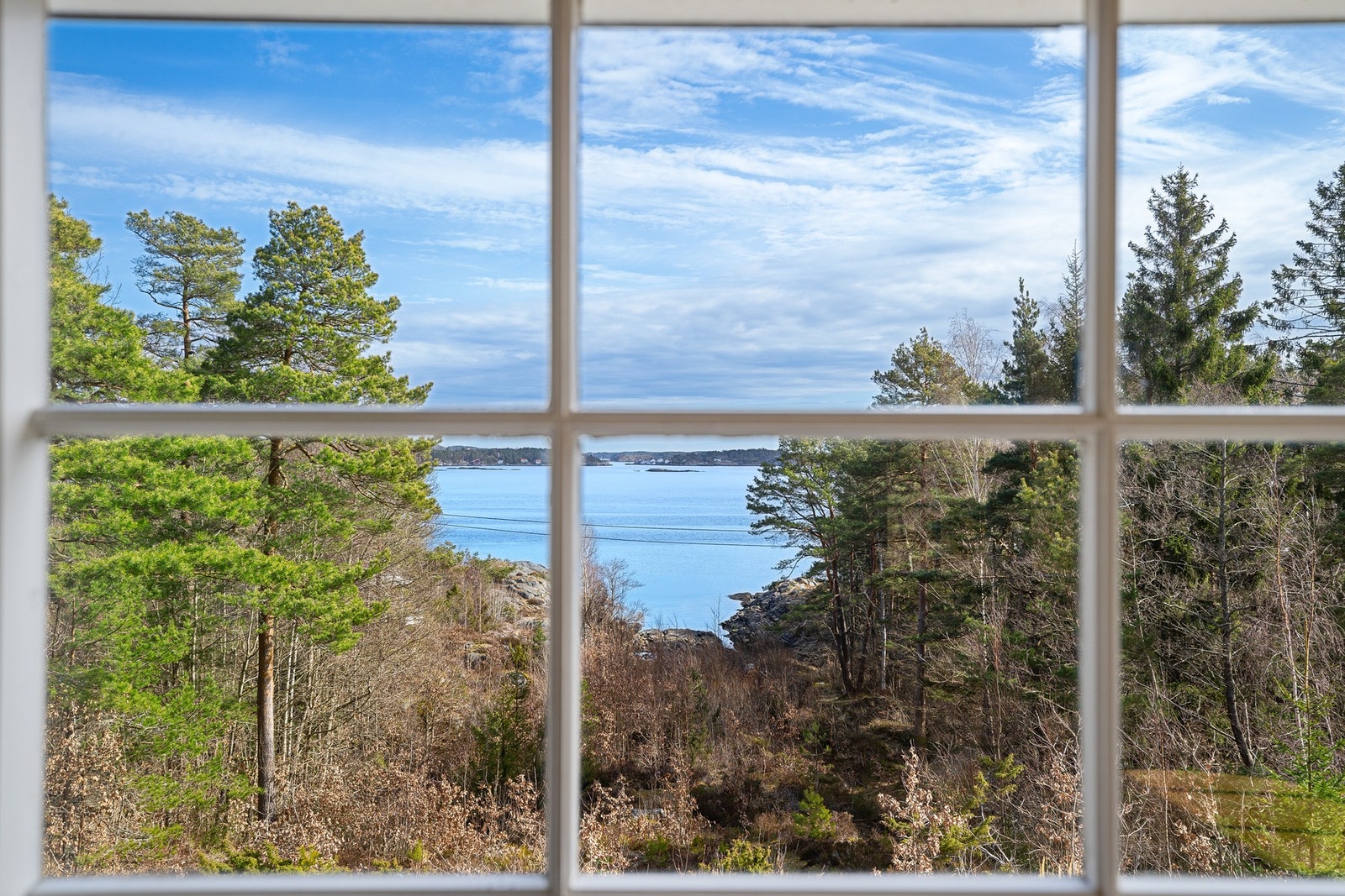 Utsikt gjennom stuevindu Galleribilde