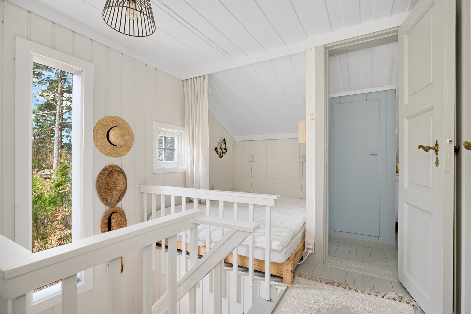 Loftsgangen er godt utnyttet med sengeplasser og skyvedørsgarderobe til lagring Galleribilde