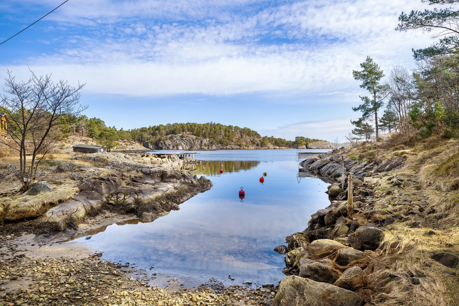 Her kan man både bade og legge til båten Galleribilde