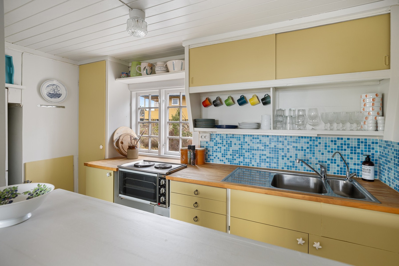 Kjøkken av godt holdt eldre innredning som kler hytten godt Galleribilde