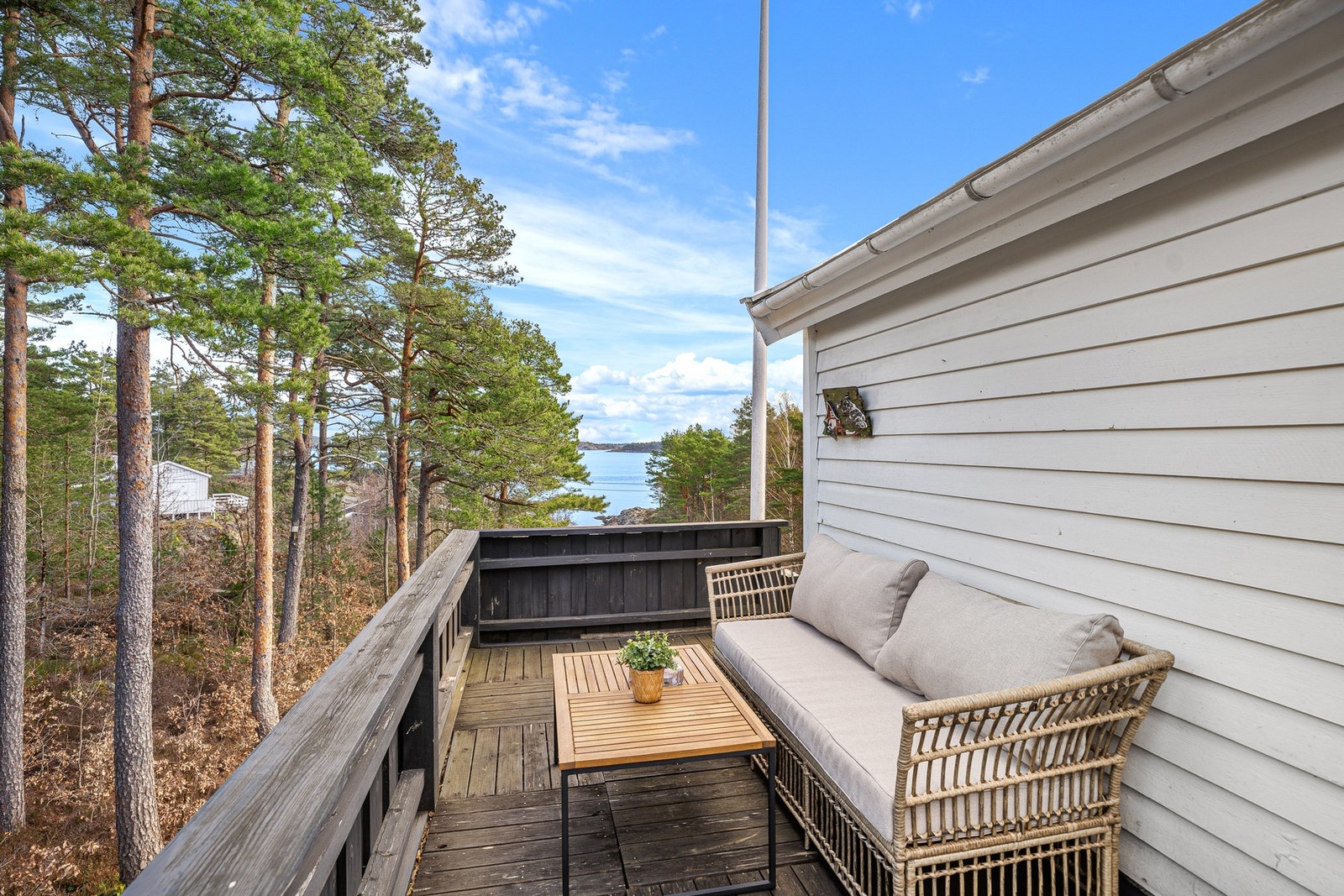 Man kan sette seg på terrasser på alle sider av hytten og da finne både sol og le Galleribilde