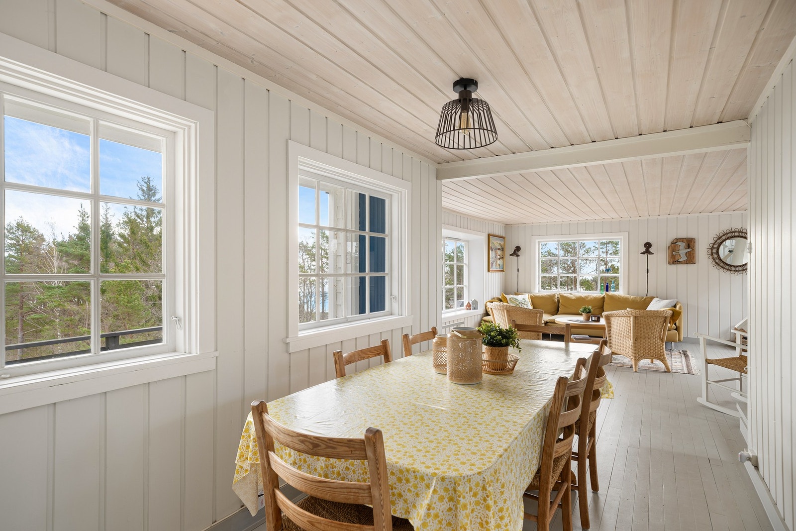 God plass til stort spisebord for de store og små måltidene Galleribilde