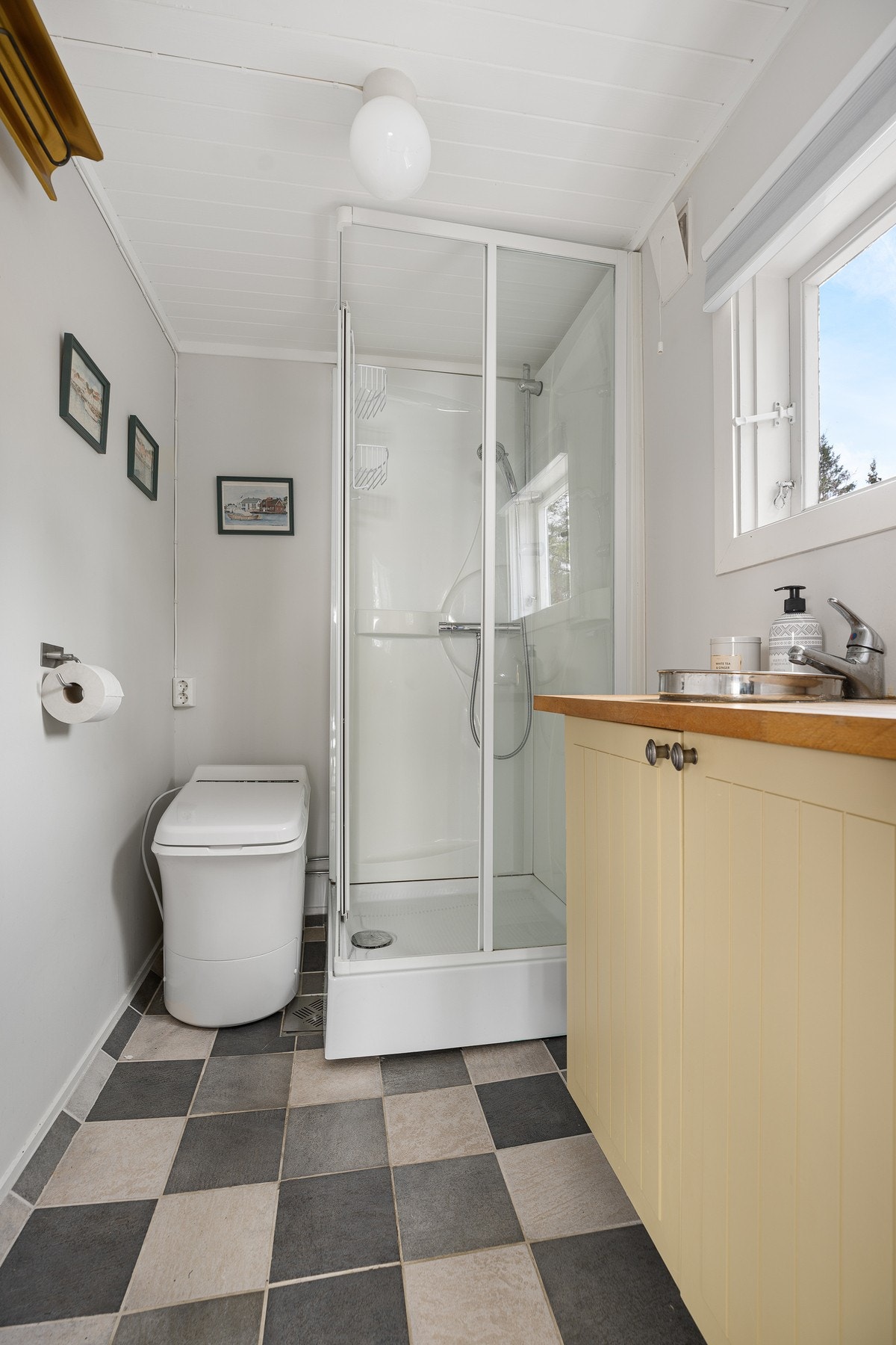 Toalettrom med forbrenningstoalett Galleribilde