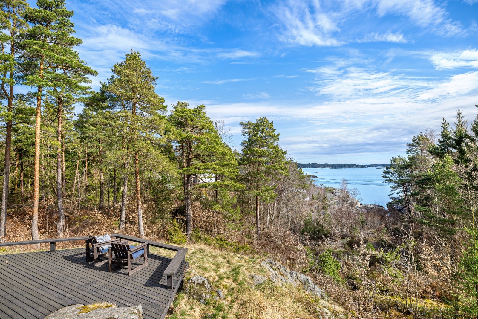 Her kan man klatre i trærne, utforske svabergene, bade, padle Galleribilde