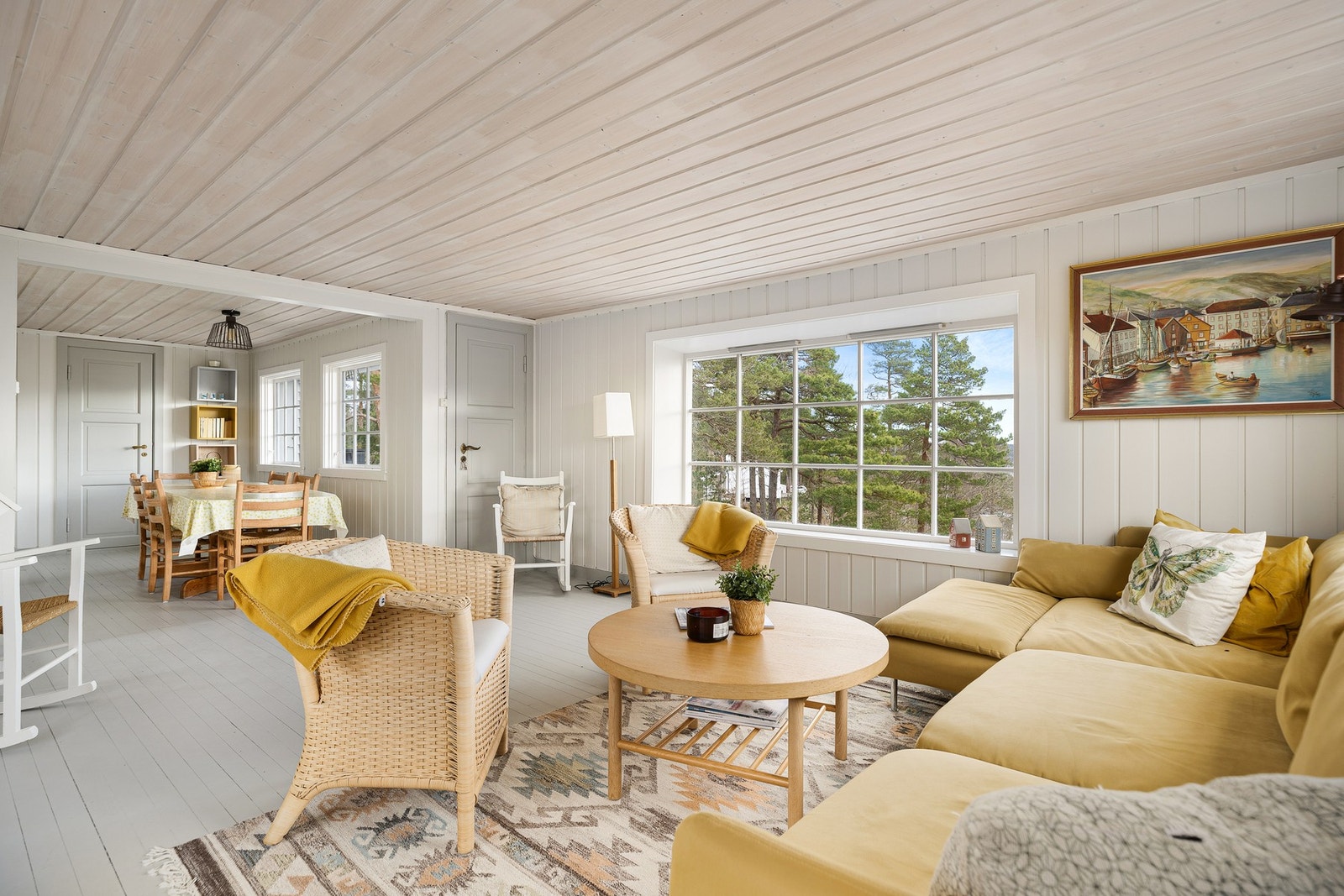 Stue, spisestue og kjøkken ligger i åpen løsning Galleribilde