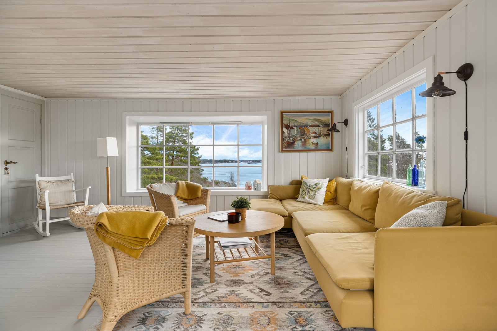 Meget hyggelig stue med dør ut til terrassen Galleribilde