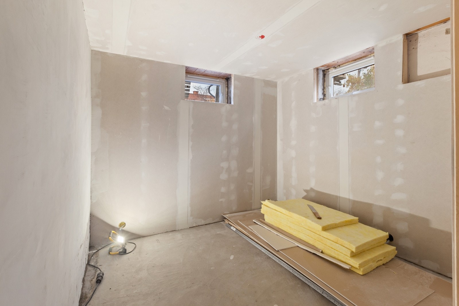 Hele underetasjen er klargjort enten med gipset vegger eller stenderverk klar for gipsing Galleribilde