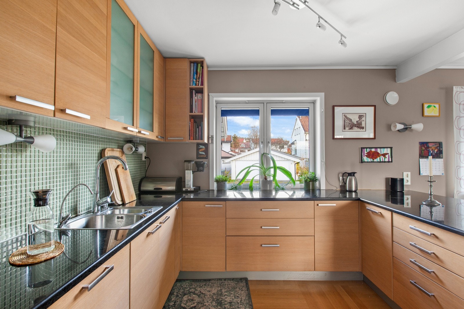 Kjøkken med stort vindu ut mot gårdsplassen Galleribilde