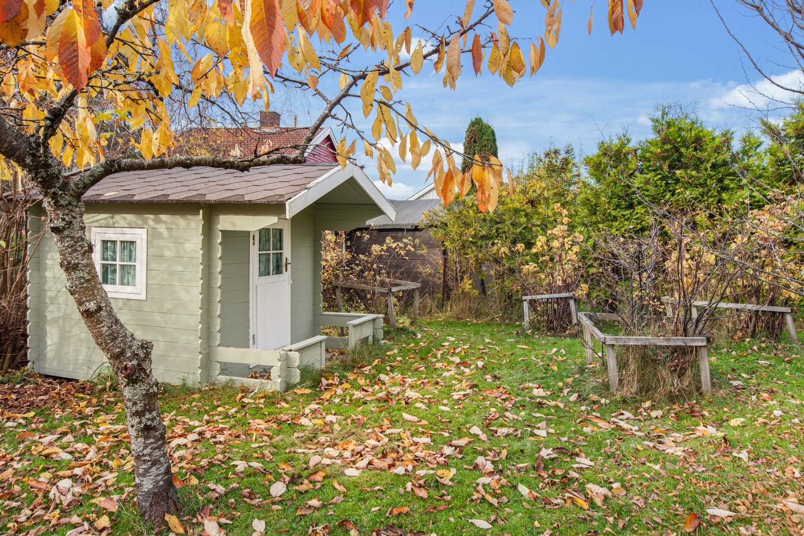 Anneks i hagen følger med Galleribilde