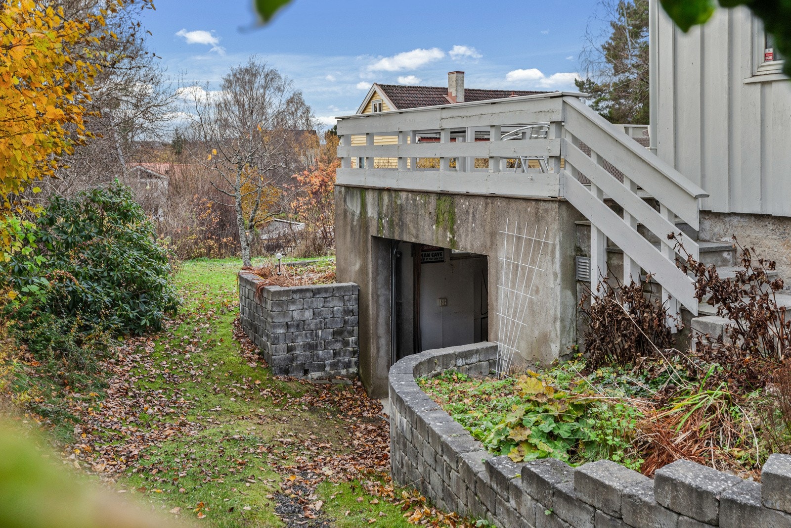 Under terrassen er det garasje med plass til 2 biler på rad Galleribilde