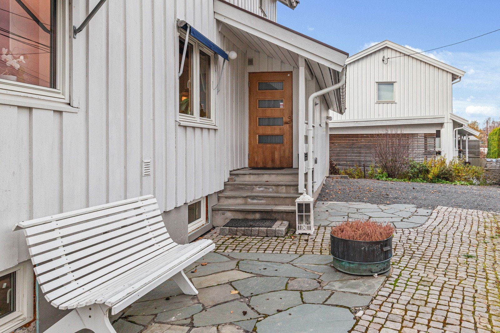 Hyggelig inngangsparti med plass til sittebenk Galleribilde