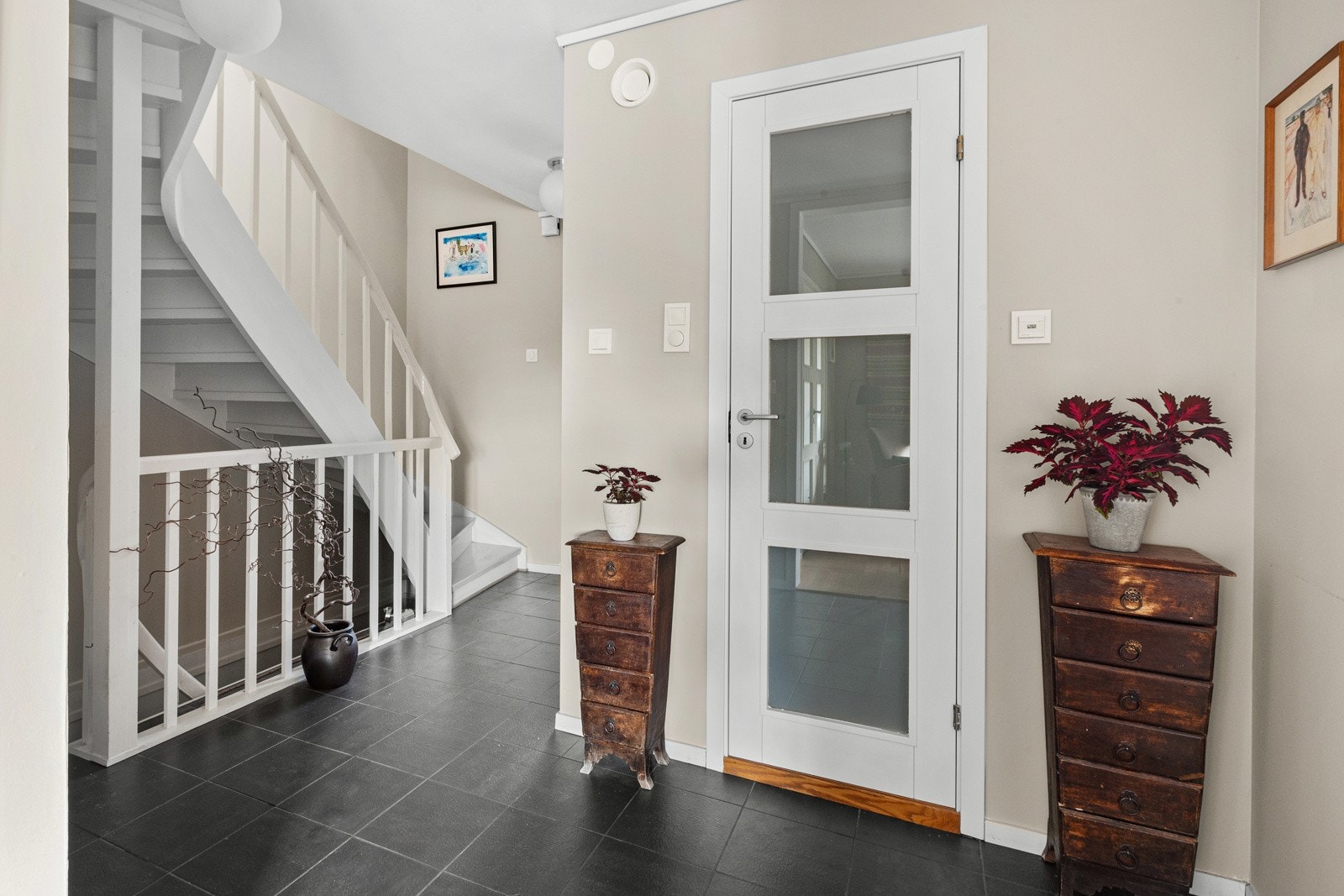 Ved inngangspartiet er det en trapp som fører opp til 2. etasje og underetasjen Galleribilde