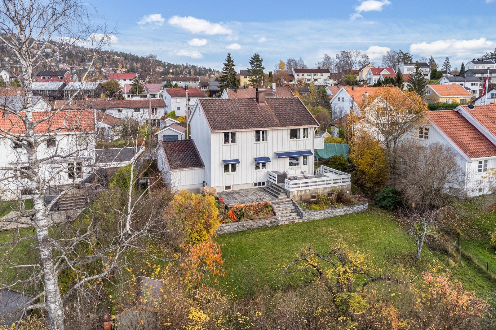 Eiendommen har en stor flott hage Galleribilde