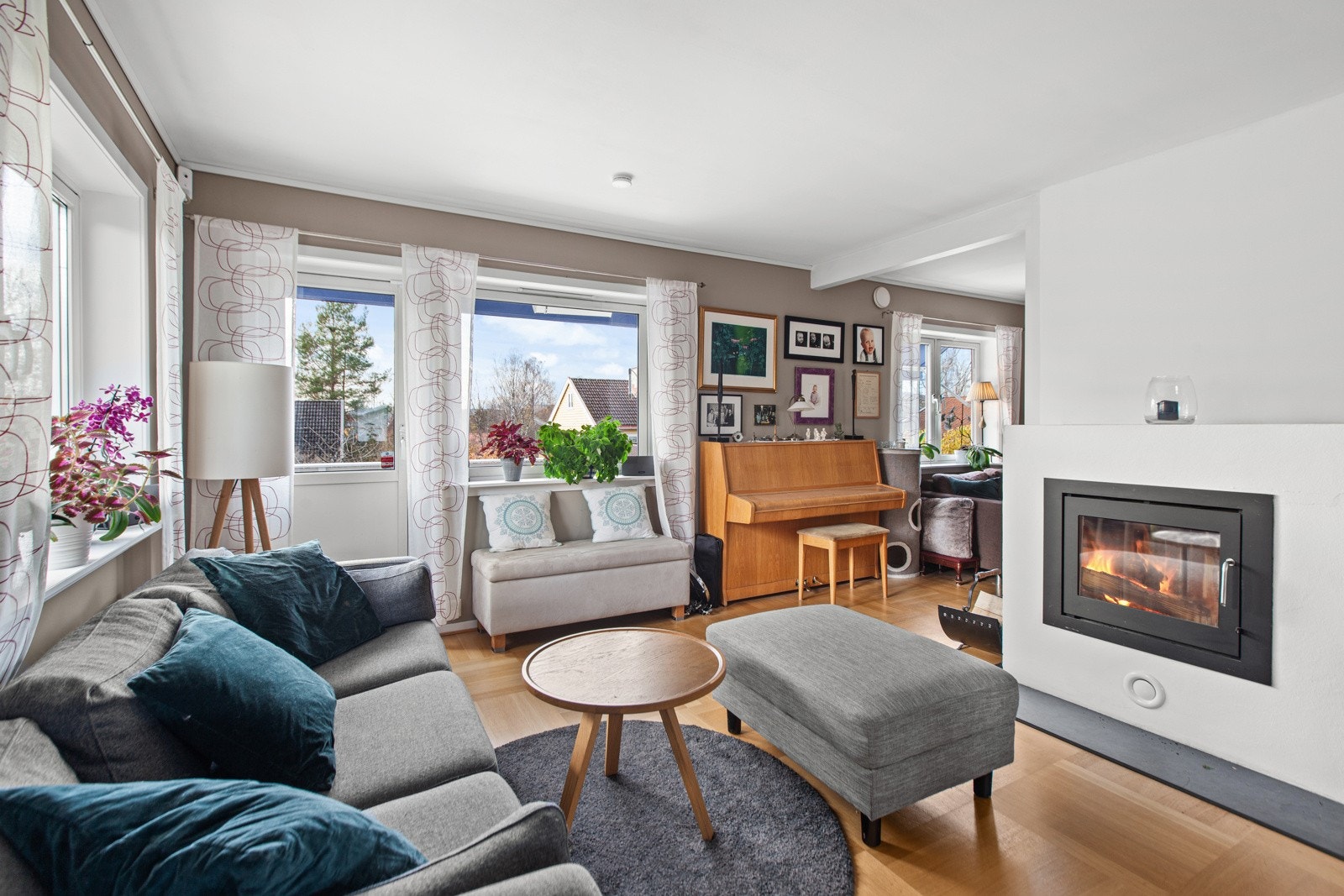 Stuen har en fin peisovn Galleribilde