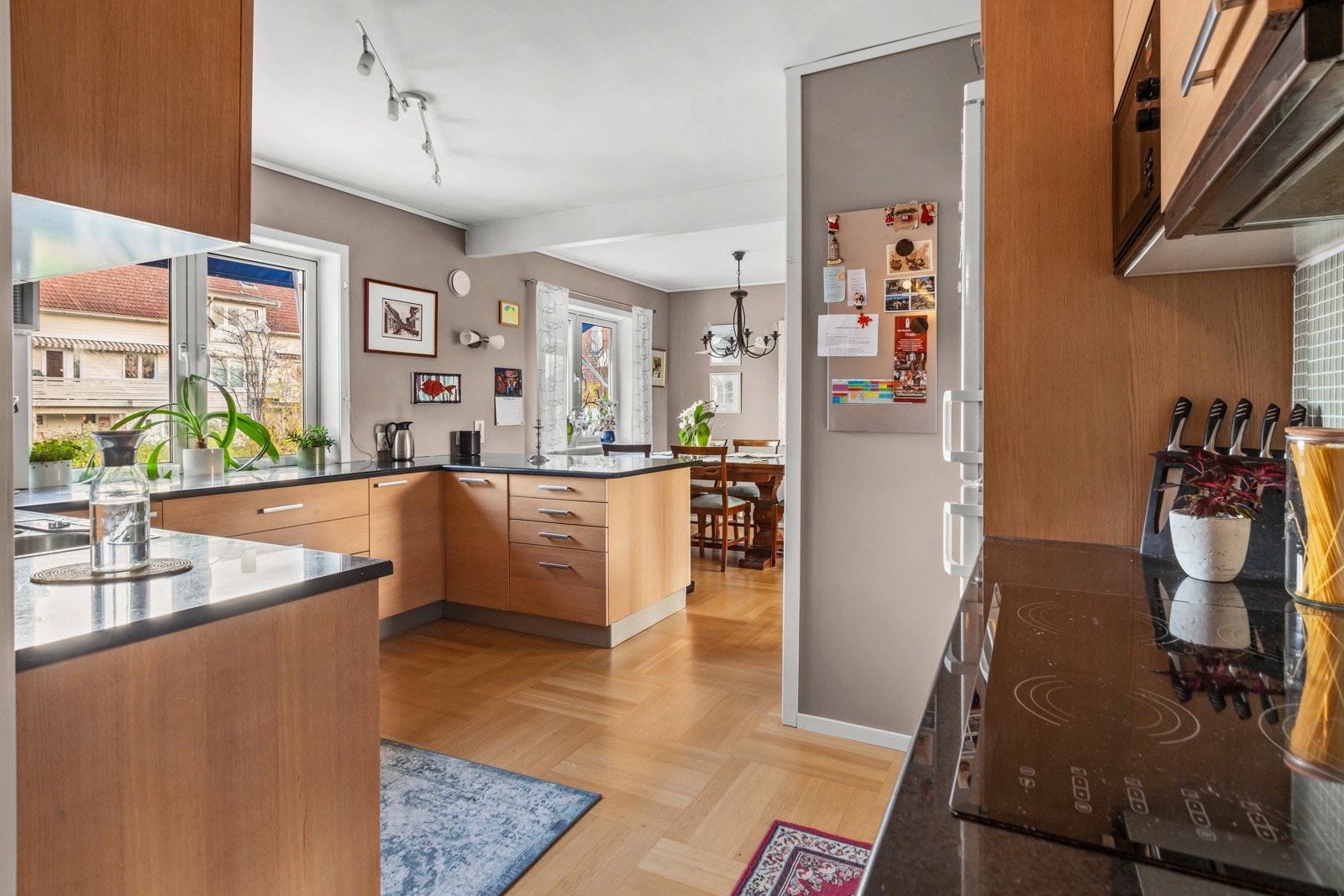 Innholdsrikt kjøkken med gode løsninger Galleribilde