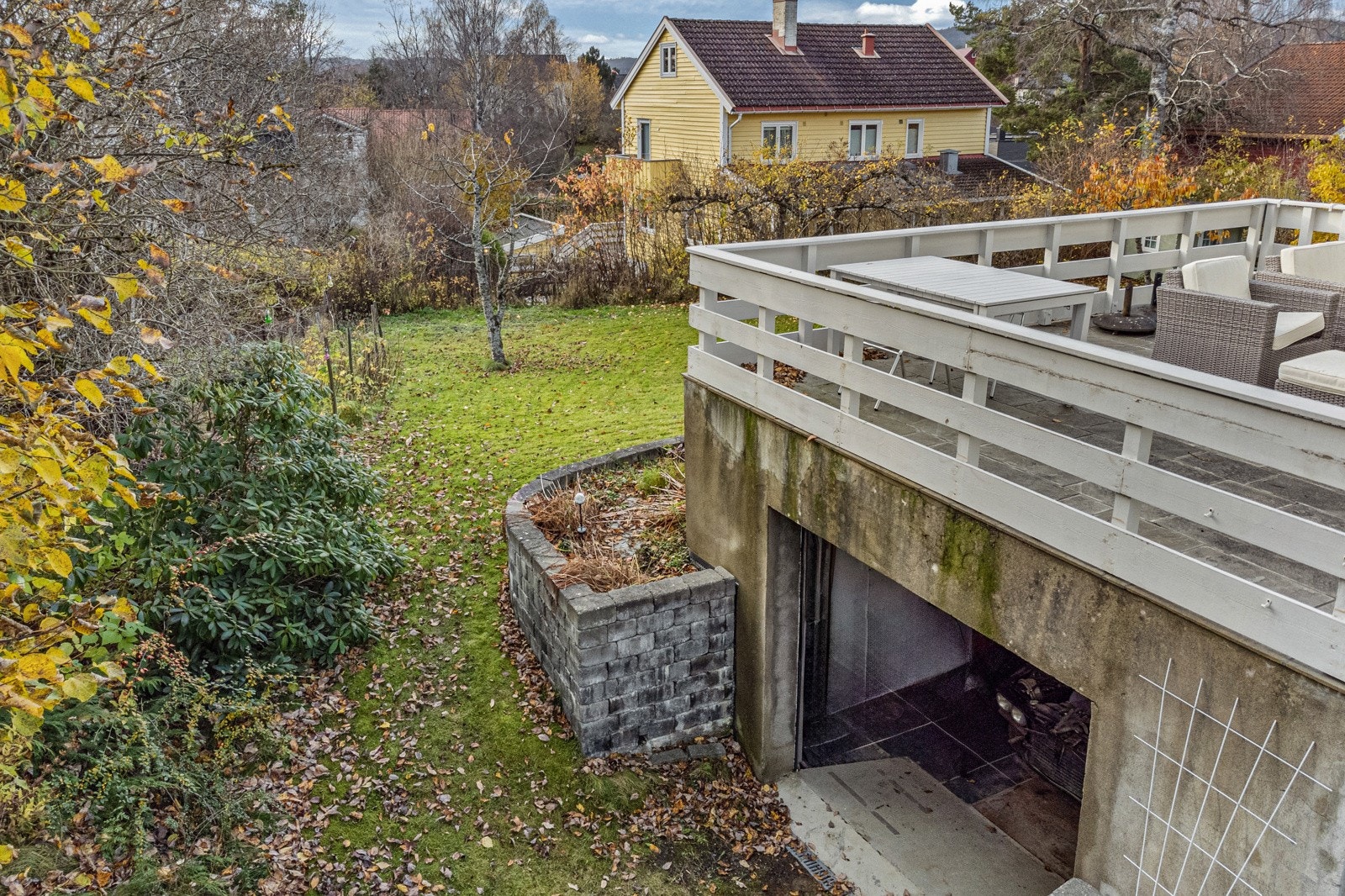 Under terrassen er det garasje med plass til 2 biler og funger som verksted og hobbyrom Galleribilde